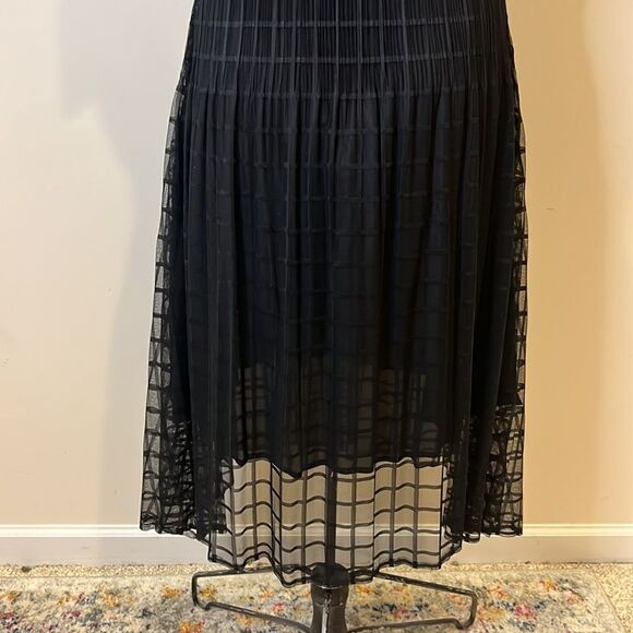 Veeca Black Sheer Crinkle Skirt Dress with Cap Sleeves - Size Small - Picture 11 of 14